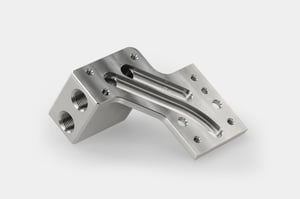 Metall L-förmig gelocht und gefräst